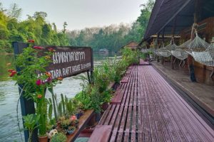 มาตาธารา ราฟท์ เฮ้าส์ กาญจนบุรี / Madatara Raft House Kanchanaburi